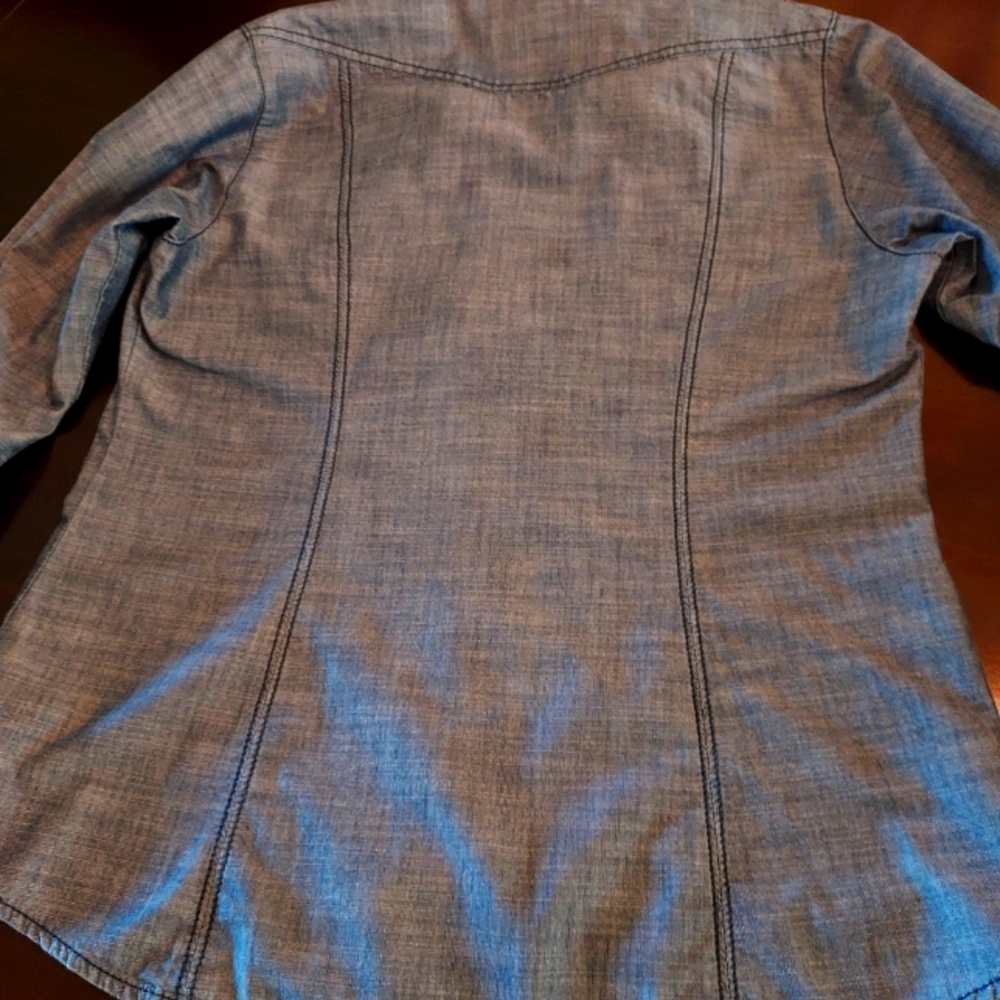 Columbia: Ladies Couple Button Front Tapered Refined Chambray Shirt. - Picture 12 of 12